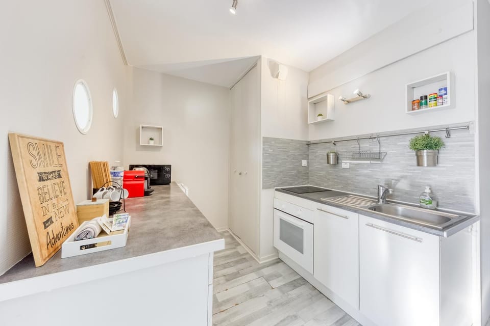 Kitchen or kitchenette, oven, stove