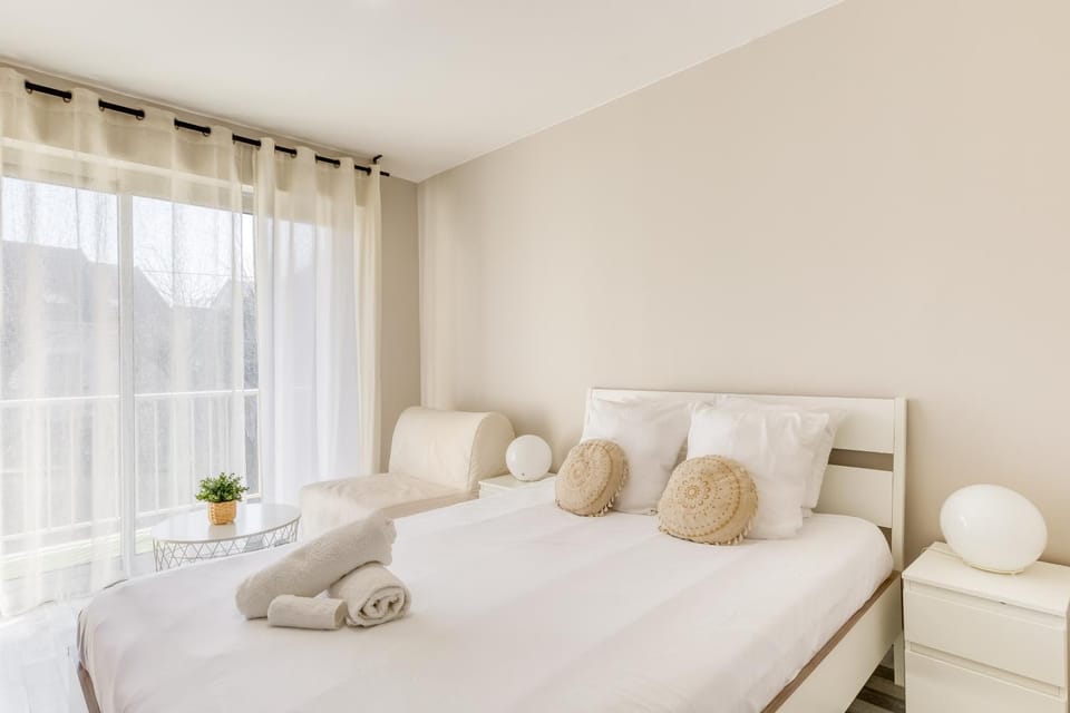 Bed, Bedroom, towels