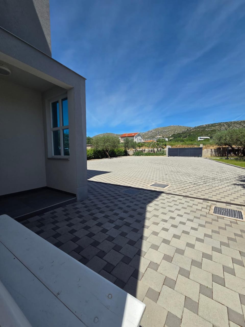Patio, Mountain view, Inner courtyard view