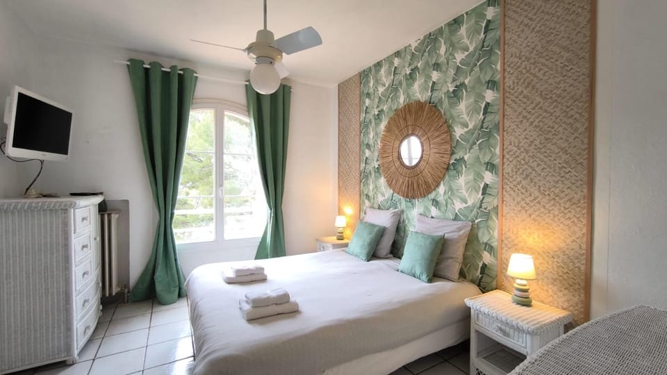 Communal lounge/ TV room, TV and multimedia, Photo of the whole room, Evening entertainment, Bedroom, fireplace, air conditioner