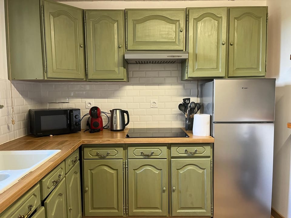 Coffee/tea facilities, Kitchen or kitchenette, stove
