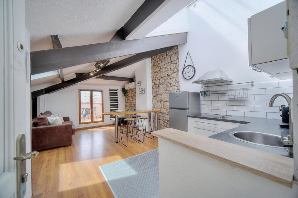 Kitchen or kitchenette, Seating area, Dining area