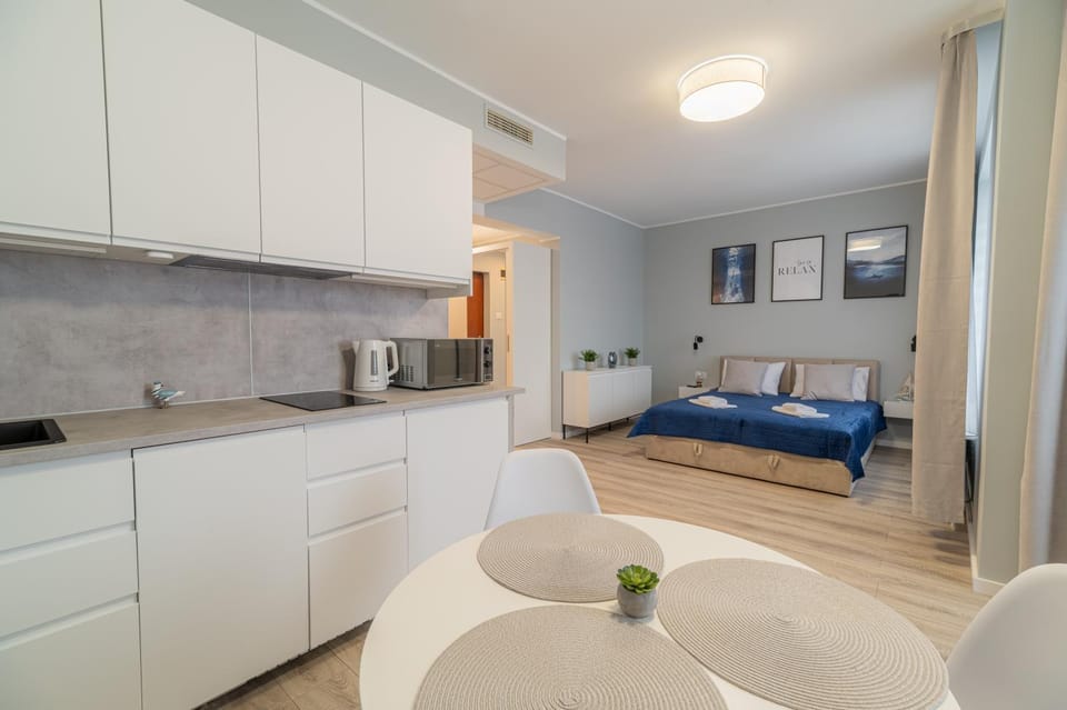 Coffee/tea facilities, Kitchen or kitchenette, Dining area, dishwasher, microwave, stove