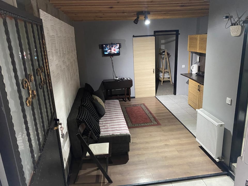 TV and multimedia, Living room, Photo of the whole room, Seating area, Bedroom, washing machine
