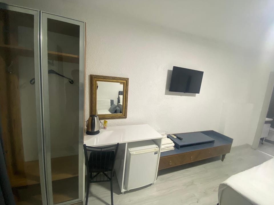 Bed, TV and multimedia, Photo of the whole room, Bedroom