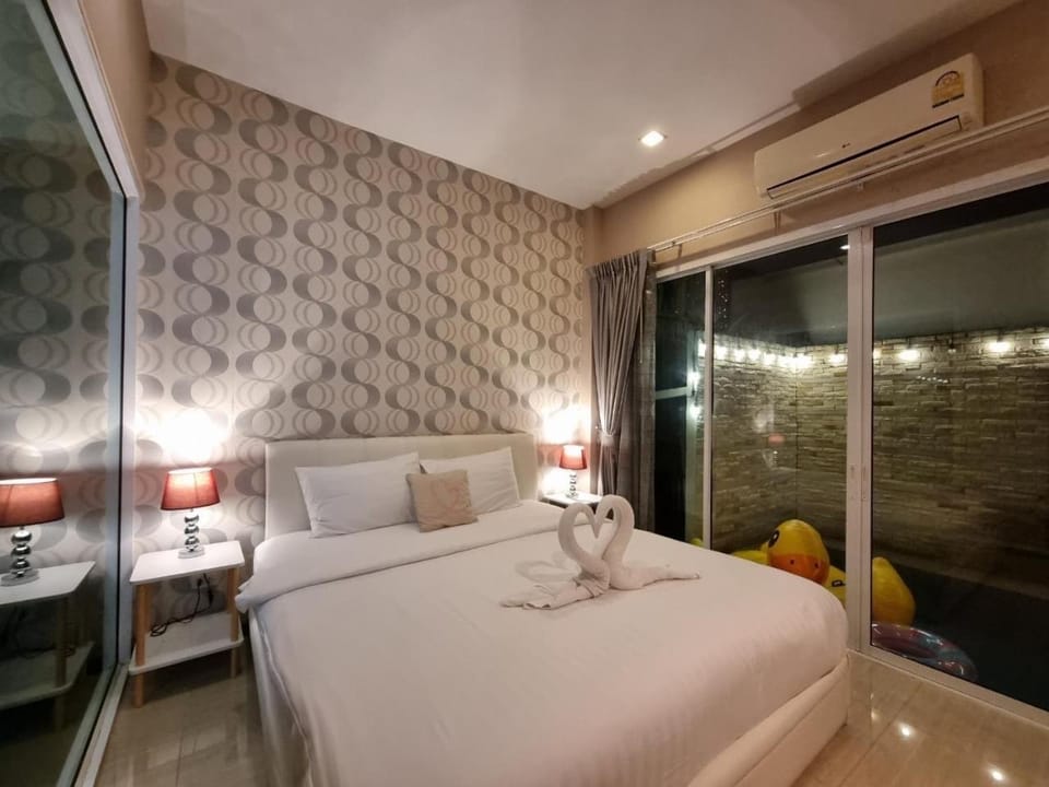 Bed, Photo of the whole room, Bedroom, towels, air conditioner
