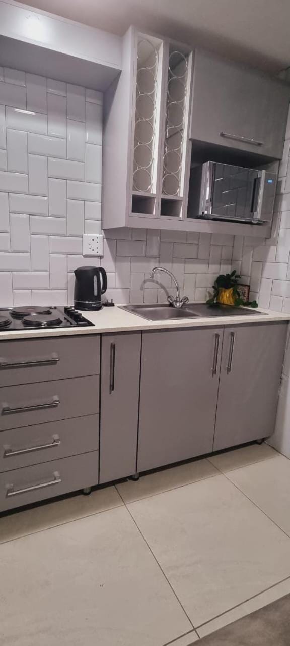 Kitchen or kitchenette, minibar, stove, toaster