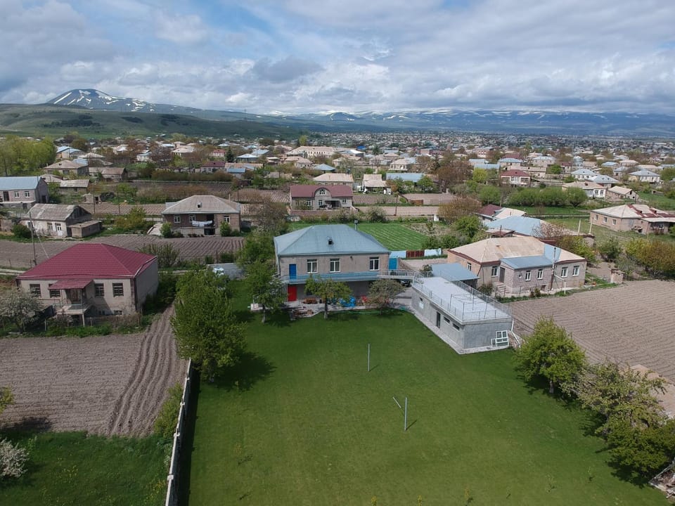 Property building, Day, Natural landscape, Bird's eye view, Garden, City view, Mountain view