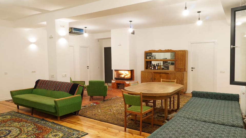 Living room, Seating area, Dining area, fireplace