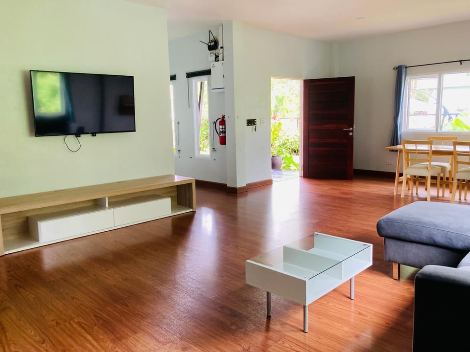 Communal lounge/ TV room, Living room, Seating area