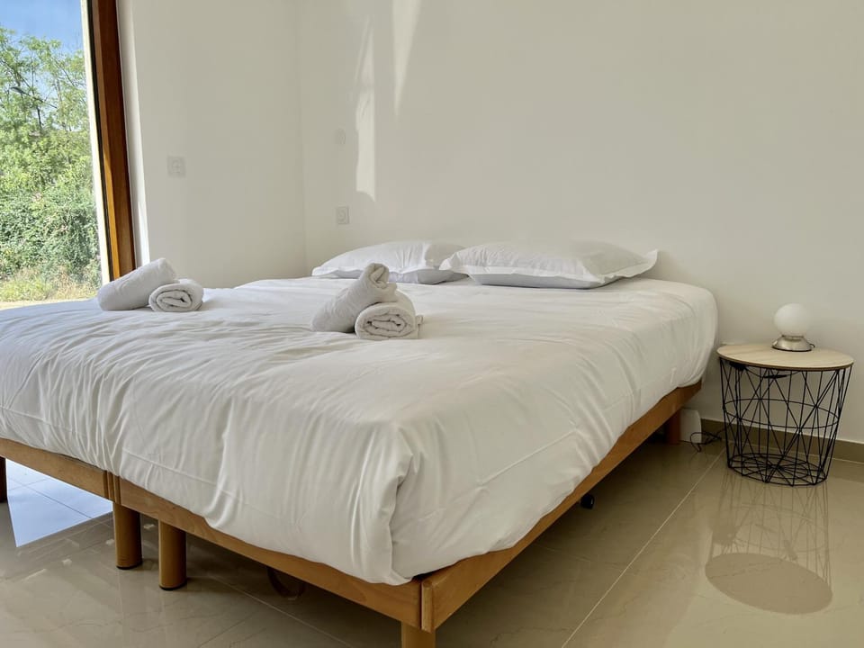 Bed, Photo of the whole room, Bedroom, towels