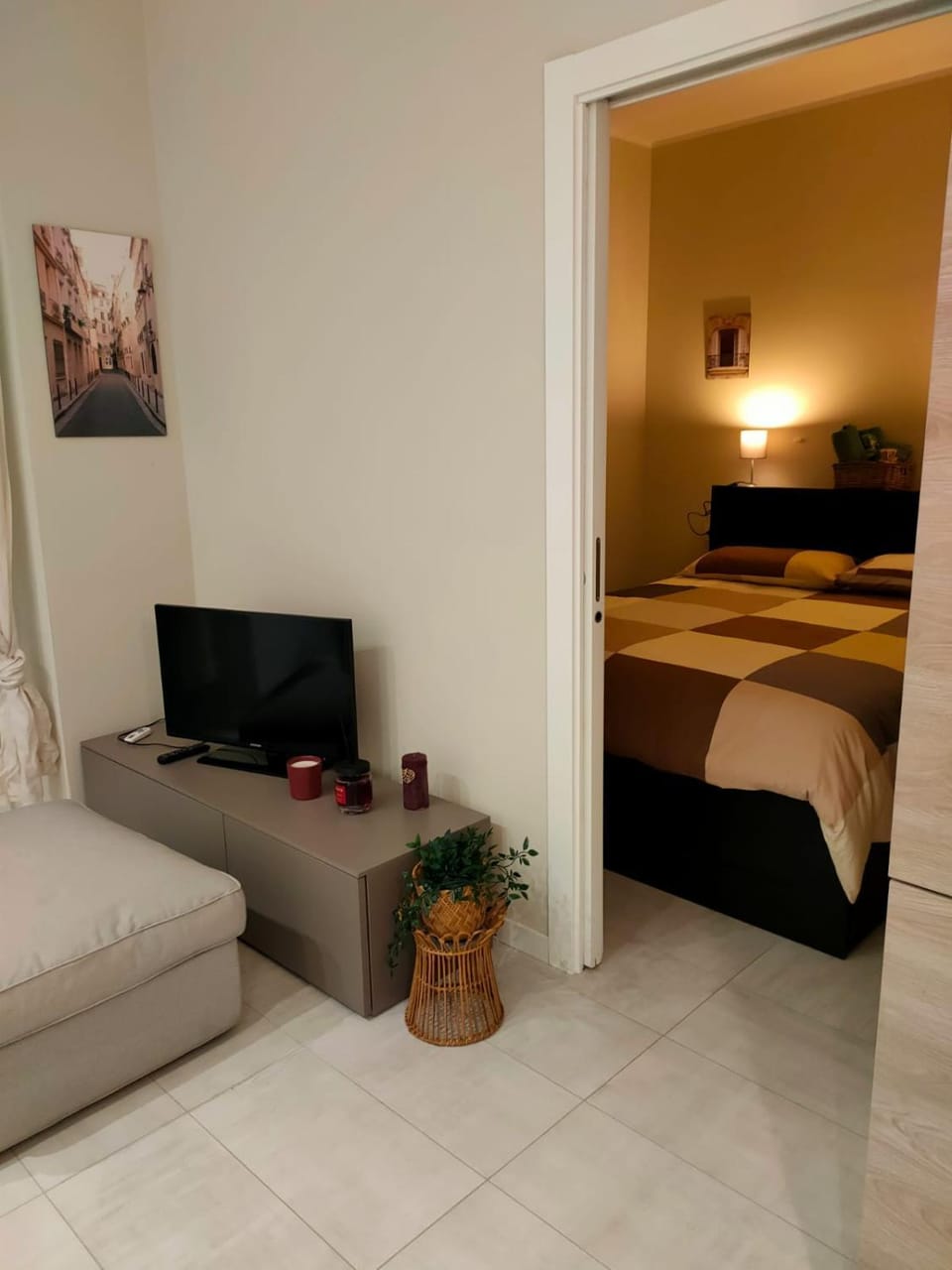 Photo of the whole room, Bedroom
