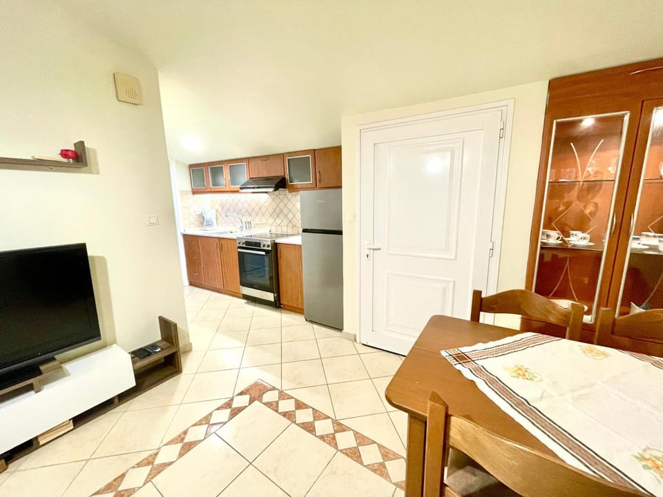 TV and multimedia, Kitchen or kitchenette, Dining area, stove