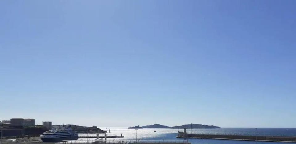 T2 vue mer au pied de La Major Apartment in Marseille