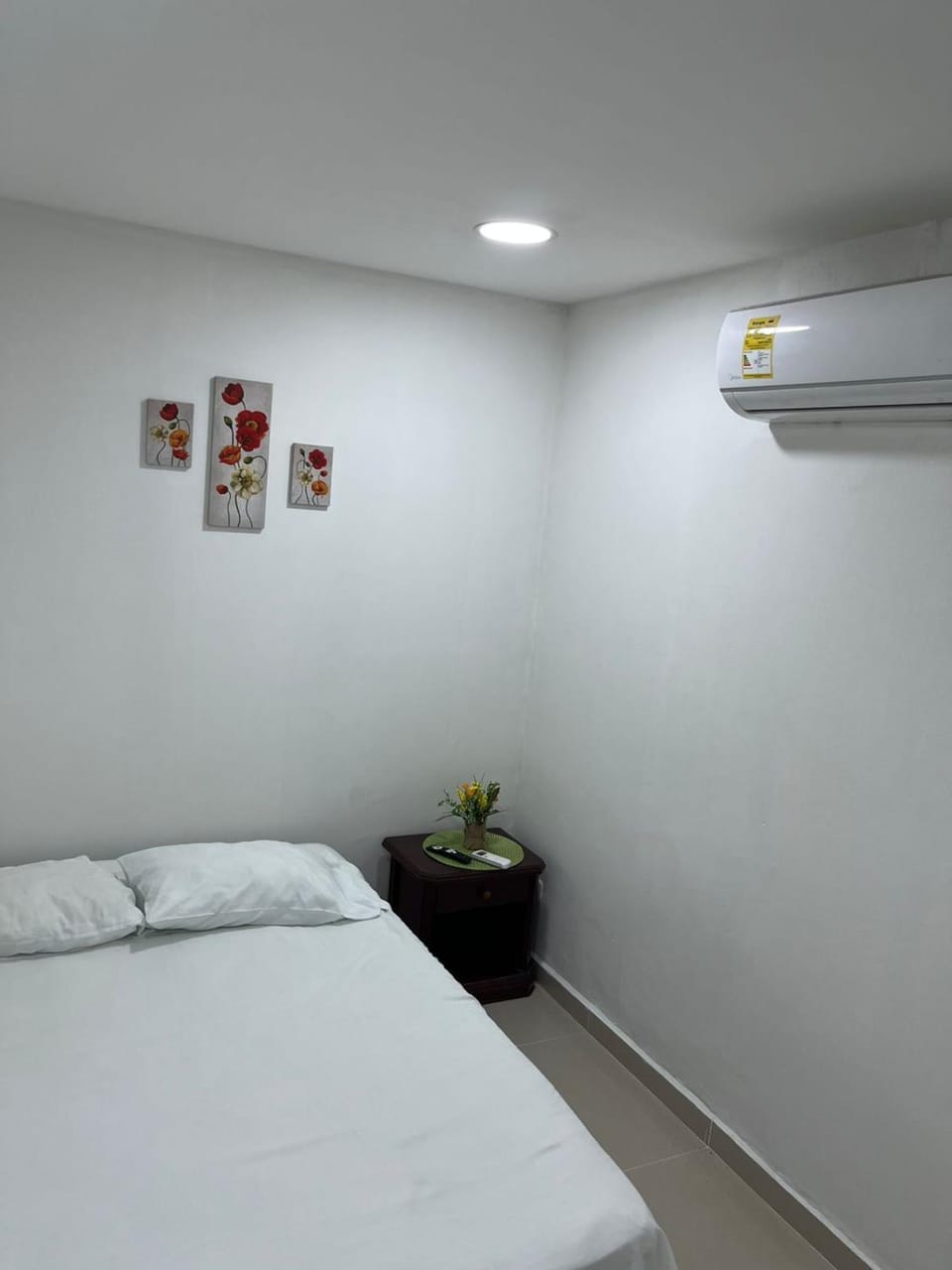 Bed, Photo of the whole room, Bedroom, internet, towels, air conditioner