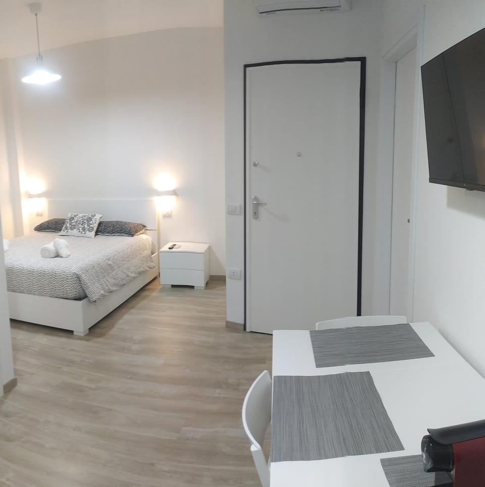 Bed, TV and multimedia, Photo of the whole room, Bedroom