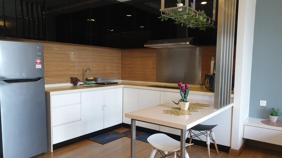 Kitchen or kitchenette, Dining area