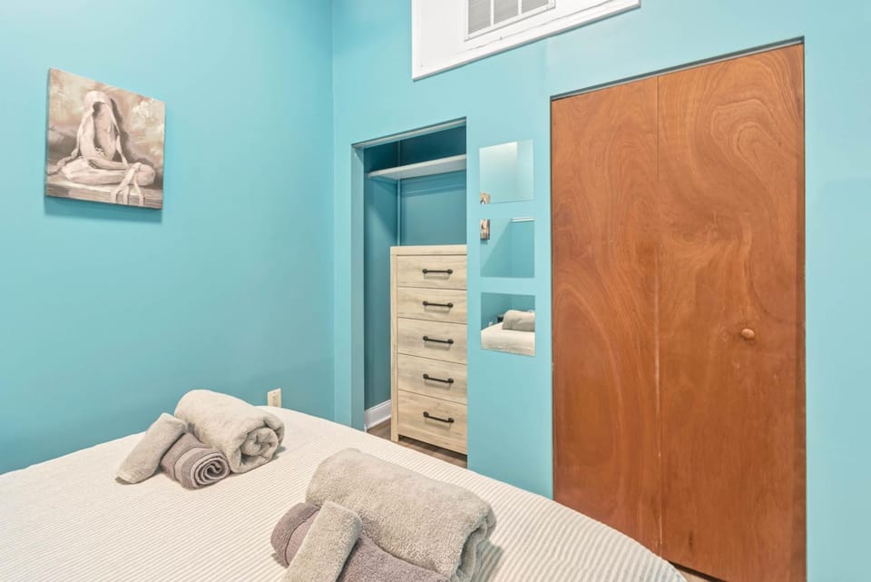 Bed, Bedroom, towels, wardrobe