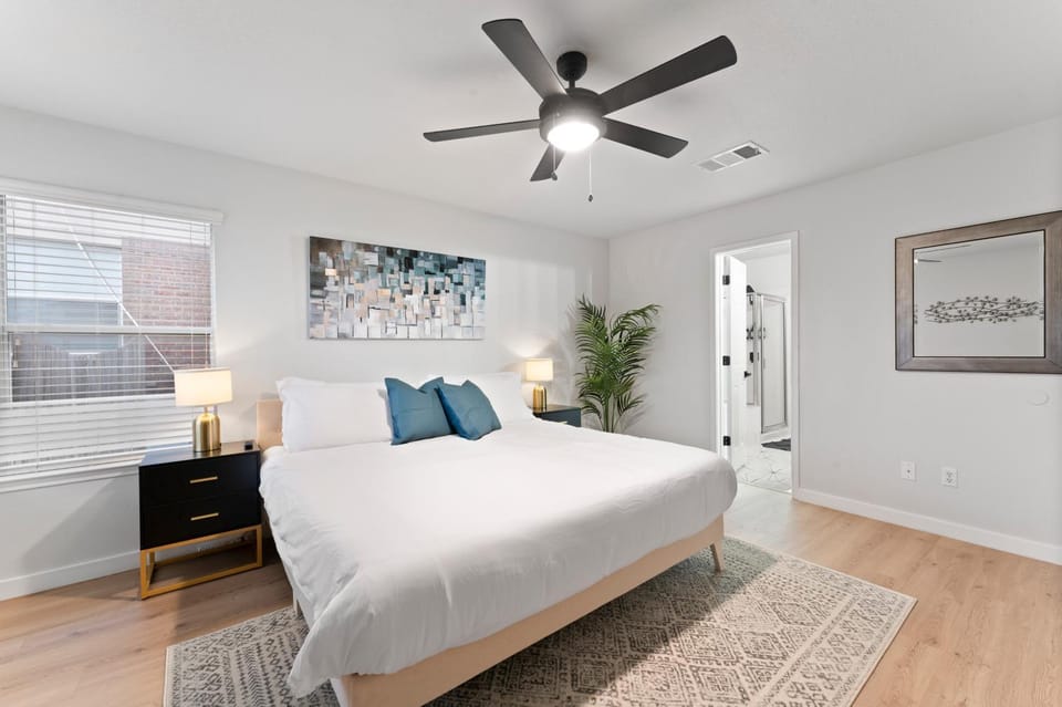 Modern & Homey 3BR Home, Remote Work Friendly, King Beds, Fast WiFi House in Pflugerville