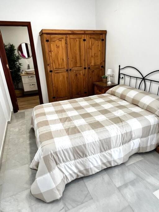 Photo of the whole room, Bedroom