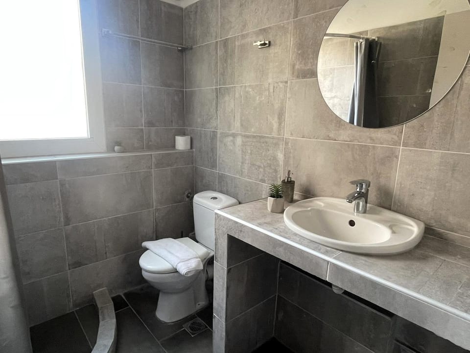 Shower, Toilet, Bathroom, bidet, towels