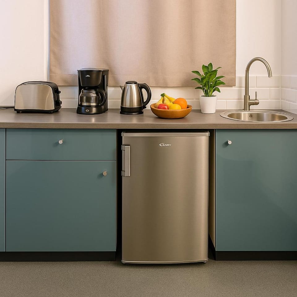 Coffee/tea facilities, Kitchen or kitchenette, stove