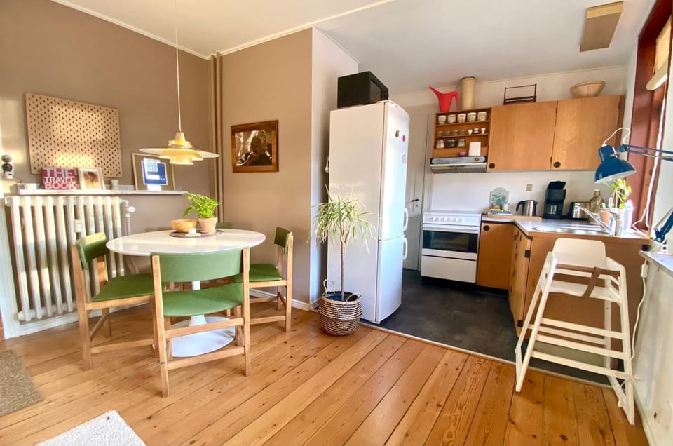 En hel lejlighed i midtbyen - centralt, tæt på alt og med parkering! Apartment in Central Denmark Region