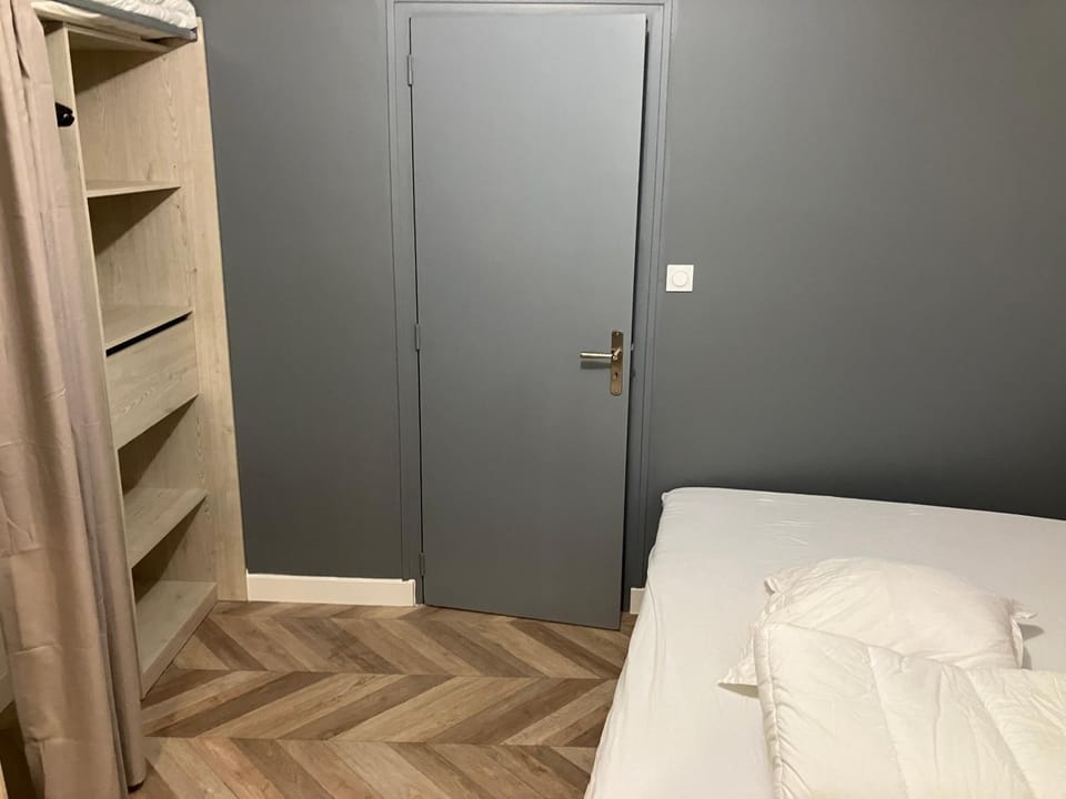 Photo of the whole room, Bedroom, wardrobe