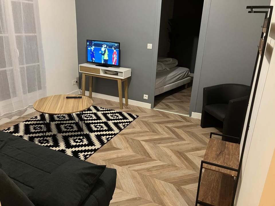 TV and multimedia, Living room, Photo of the whole room, Seating area, Evening entertainment, Bedroom