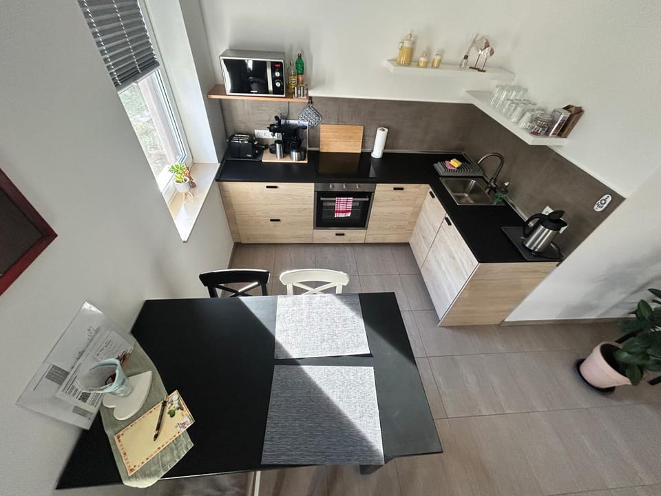 Coffee/tea facilities, Kitchen or kitchenette, Dining area, stove, toaster