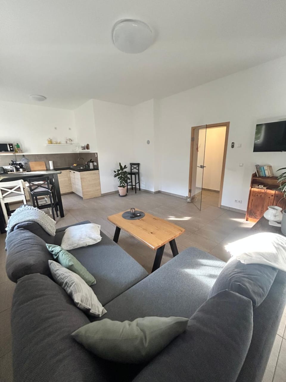 Communal lounge/ TV room, TV and multimedia, Kitchen or kitchenette, Living room, Photo of the whole room, Seating area