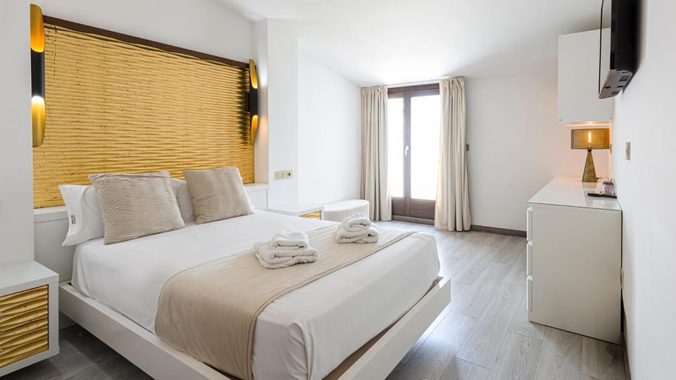 Bed, TV and multimedia, Photo of the whole room, Bedroom, towels
