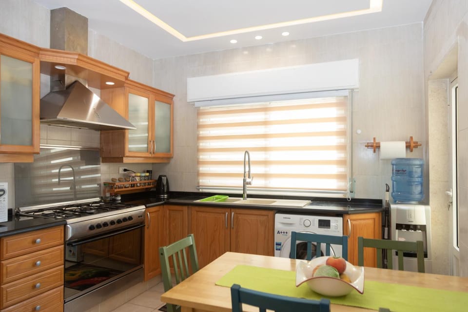 Kitchen or kitchenette, Dining area, minibar, oven, pet friendly, stove