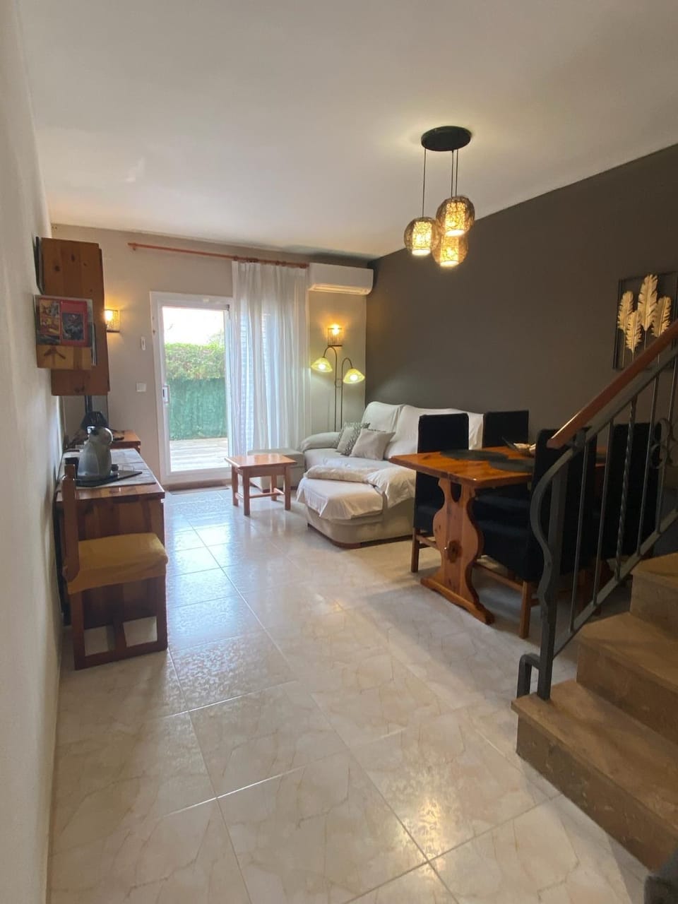 TV and multimedia, Living room, Seating area, Dining area, air conditioner