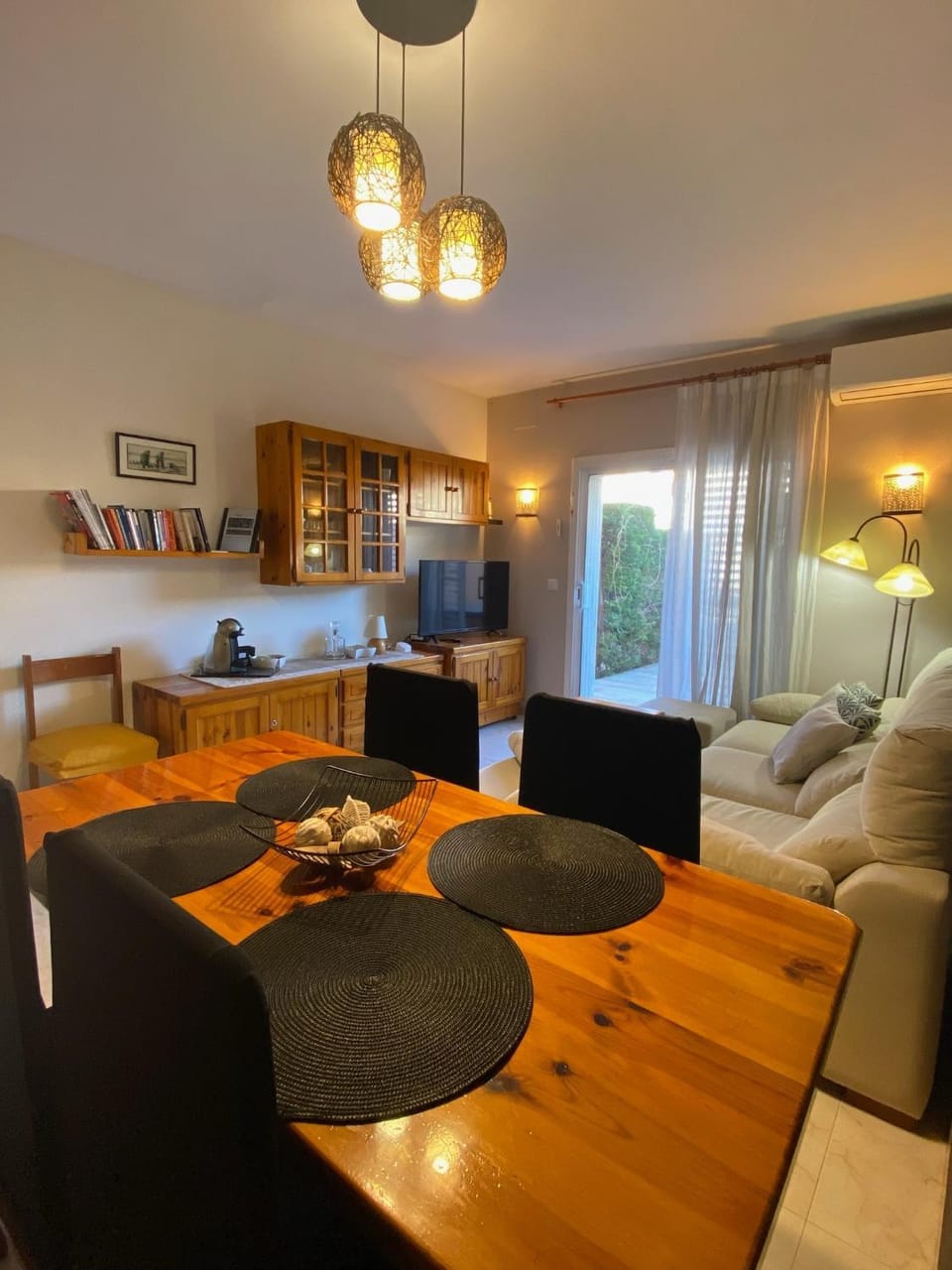 TV and multimedia, Living room, Seating area, Dining area
