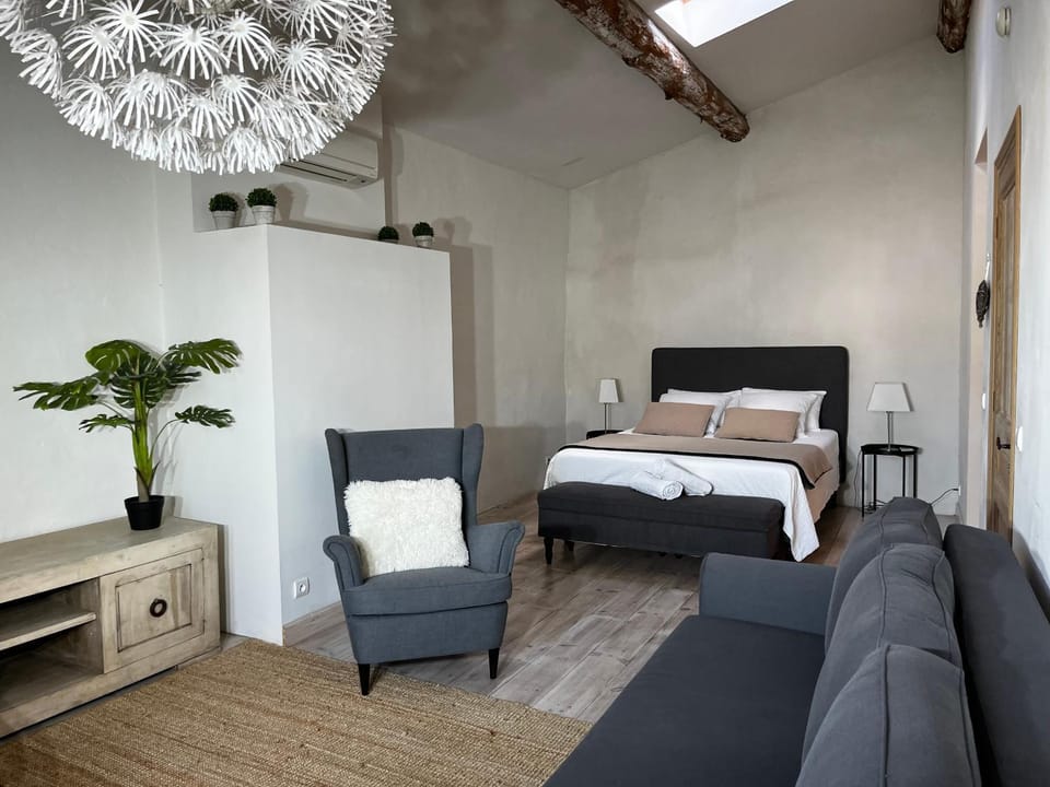 Bed, Photo of the whole room, Bedroom