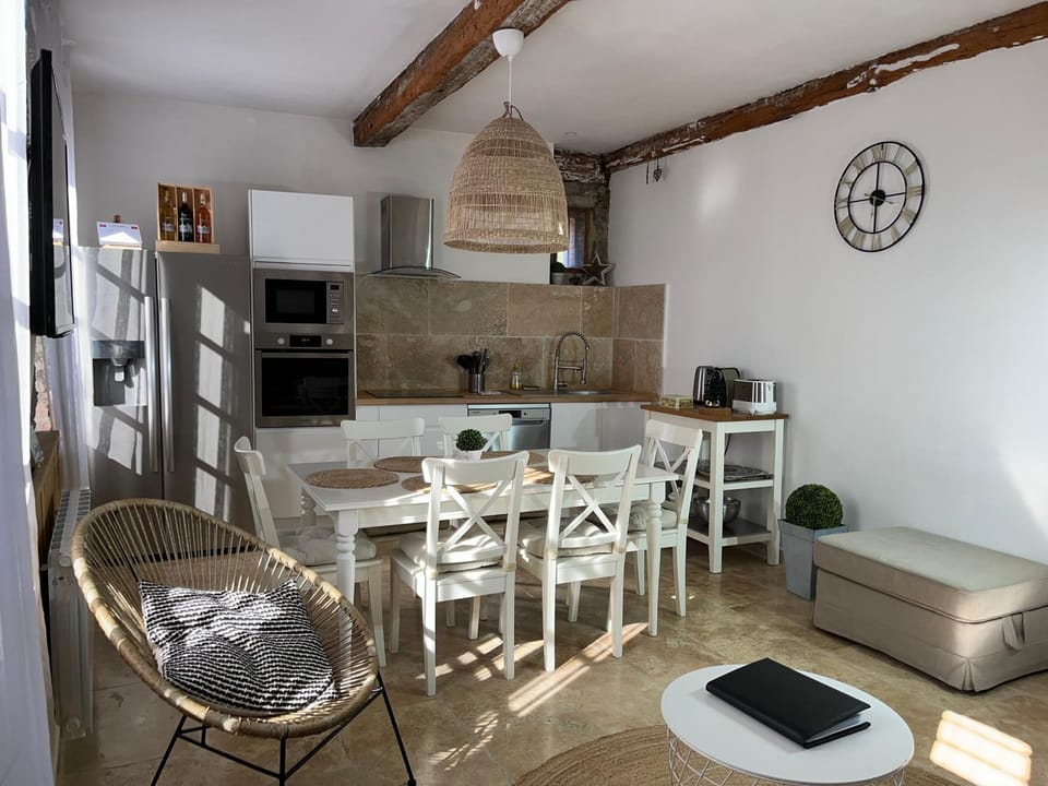 Kitchen or kitchenette, Dining area, minibar, pet friendly, stove, toaster