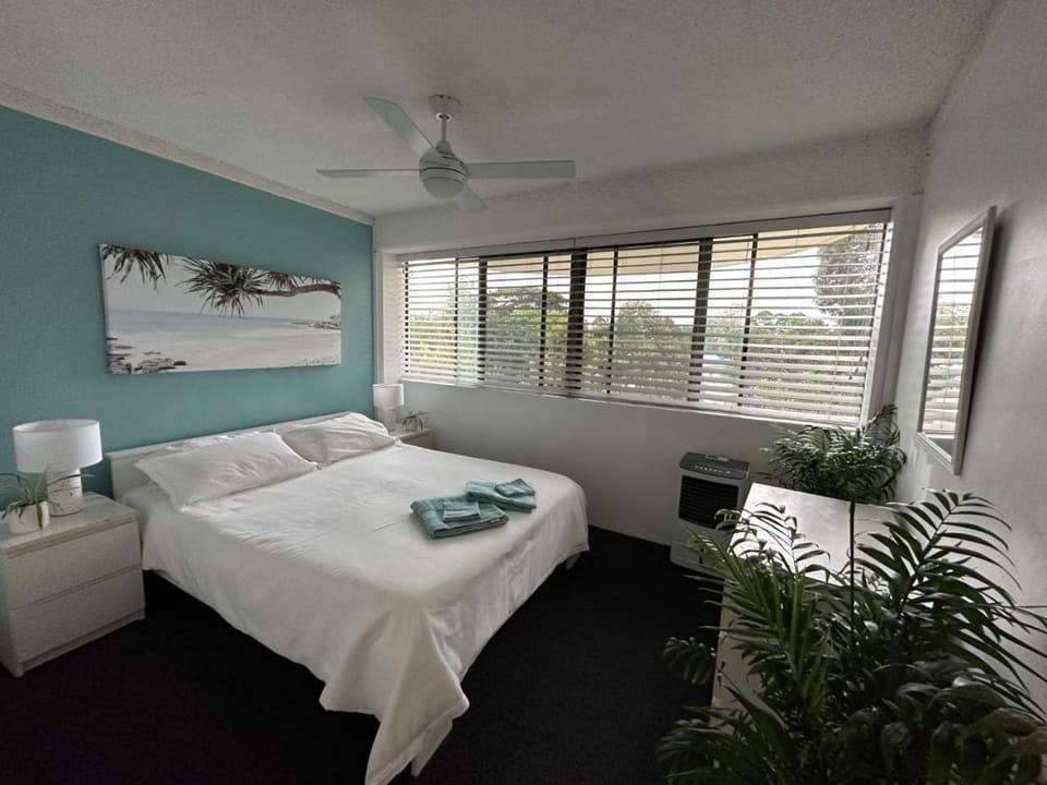 Bed, Photo of the whole room, Bedroom, fireplace