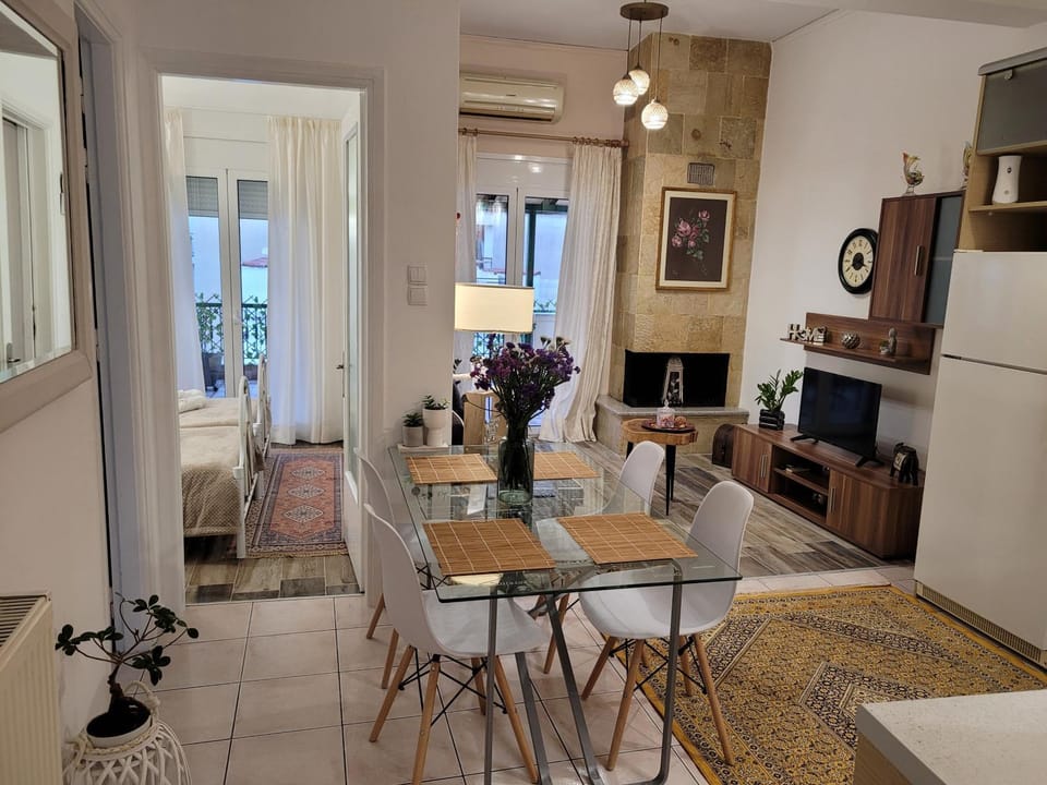 TV and multimedia, Living room, Photo of the whole room, Seating area, Dining area, air conditioner