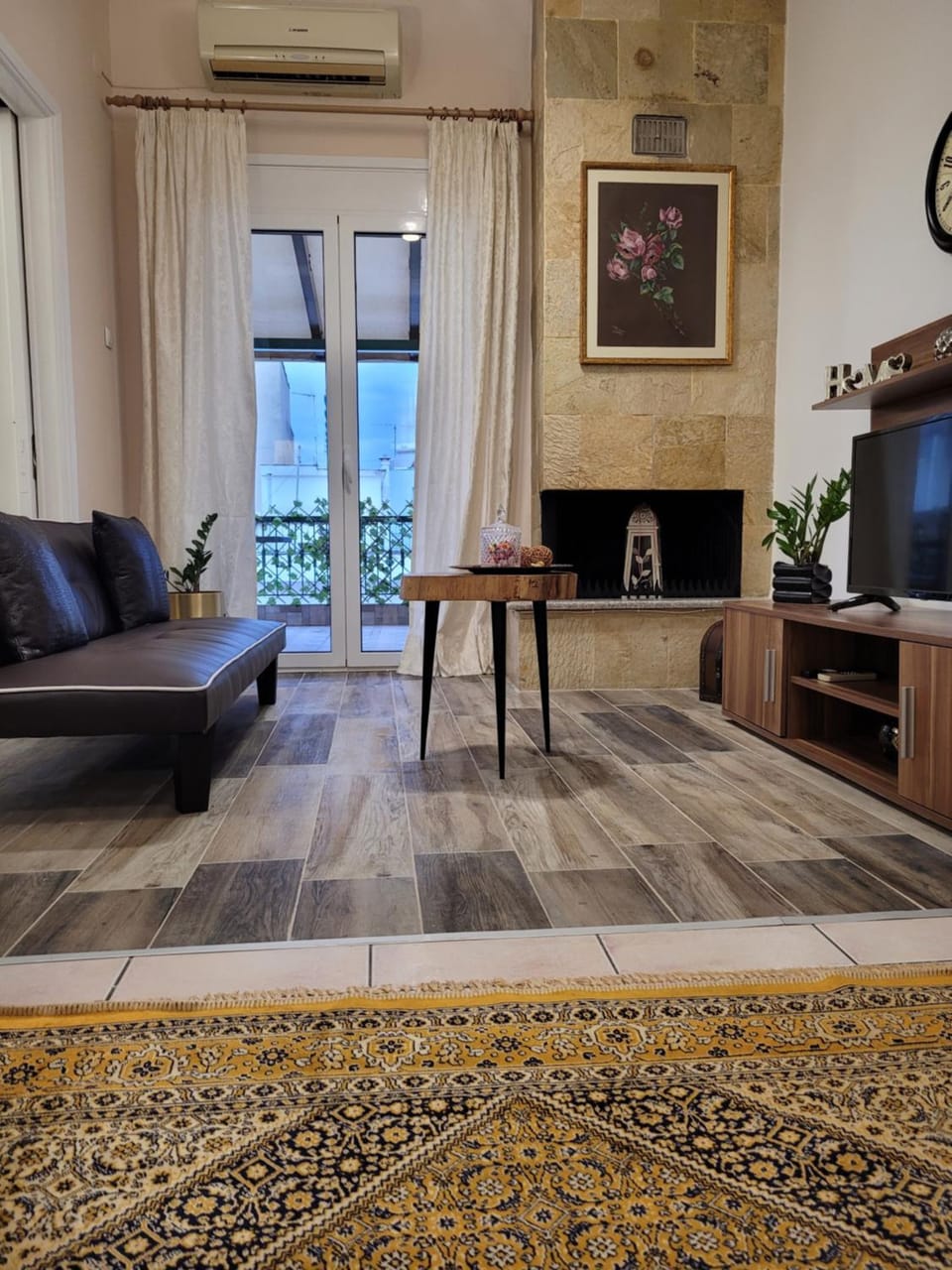 TV and multimedia, Living room, Seating area, Evening entertainment, air conditioner
