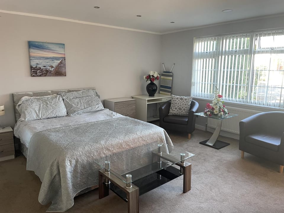 Bed, Seating area