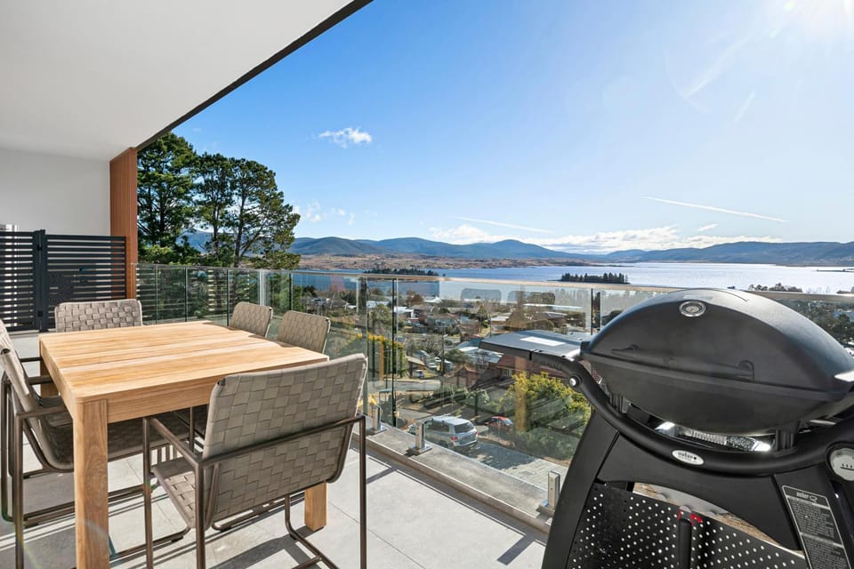 Natural landscape, BBQ facilities, View (from property/room), Balcony/Terrace, Dining area, Lake view, Mountain view