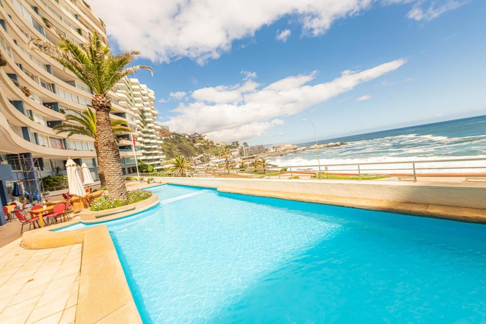 Day, Pool view