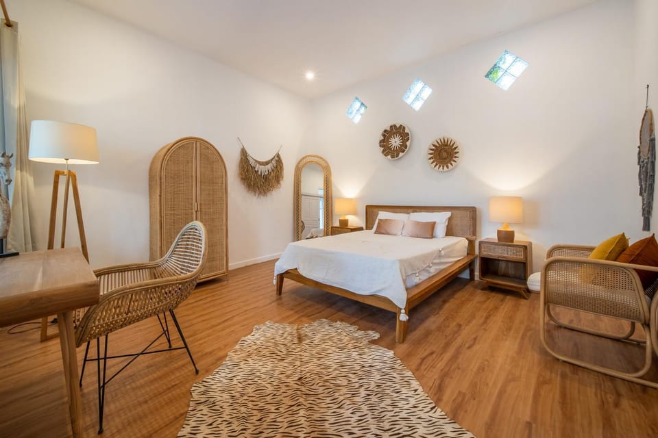 Bed, Seating area, Bedroom