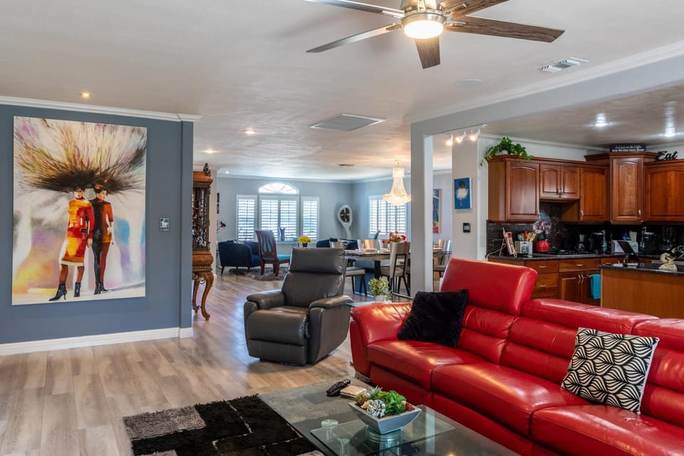 Living room, Seating area, Dining area, fireplace