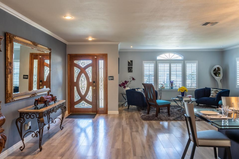 Living room, Seating area, Dining area