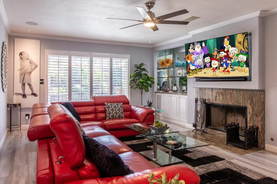 Communal lounge/ TV room, TV and multimedia, Living room, Decorative detail, Seating area, Evening entertainment, fireplace, flat iron