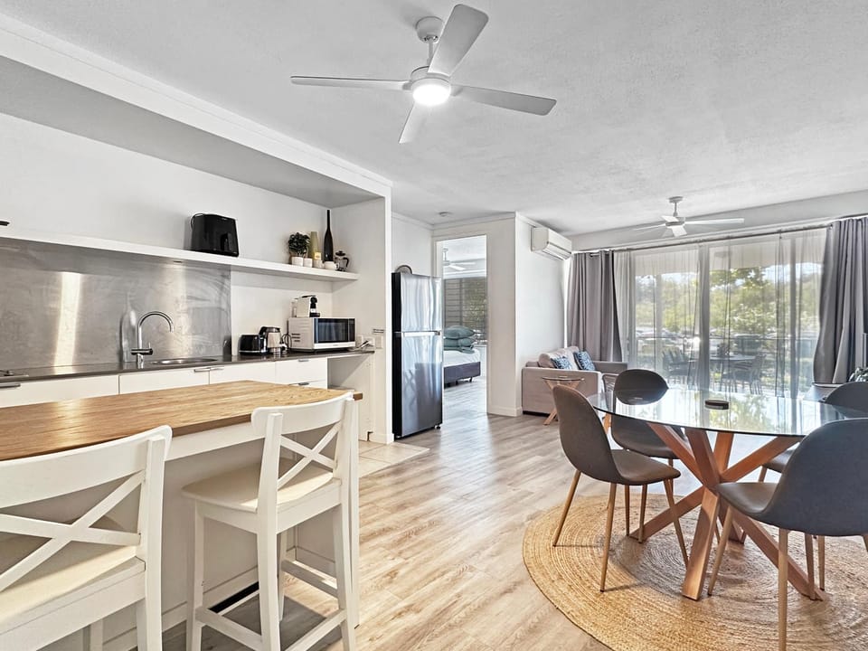 Kitchen or kitchenette, Living room, Dining area, air conditioner