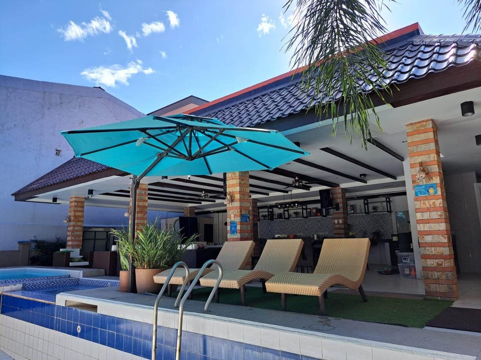 Swimming pool, sunbed