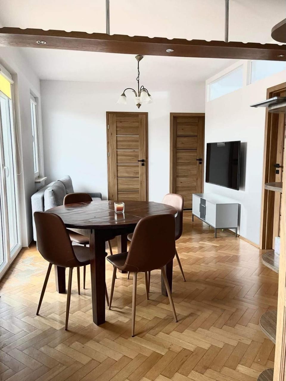 TV and multimedia, Living room, Seating area, Dining area